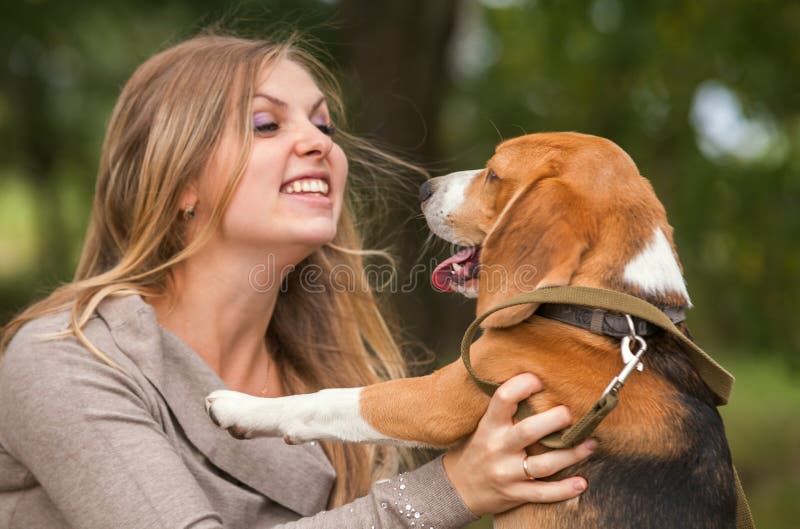 Młoda kobieta bawić się z jej psem
