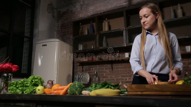 Młoda kobieta gotuje zdrowego smoothie w kuchni