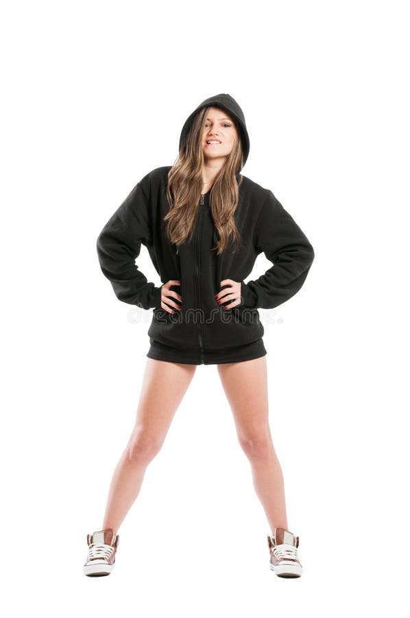 Młoda kobieta jest ubranym czarnego hoodie i buty obrazy stock