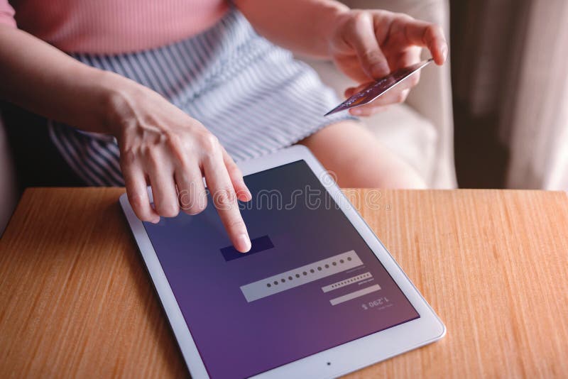 Młoda Kobieta klient używa kartę kredytową i pastylkę Płatniczy Online obrazy royalty free Młoda Kobieta klient używa kartę kredytową i pastylkę Płatniczy Online obrazy royalty free