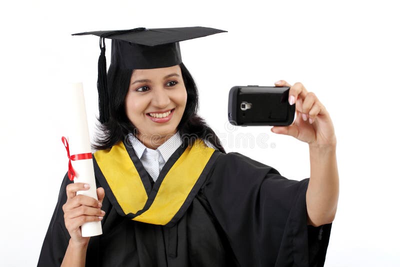 Młoda kobieta kończący studia uczeń bierze selfie zdjęcia stock Młoda kobieta kończący studia uczeń bierze selfie zdjęcia stock