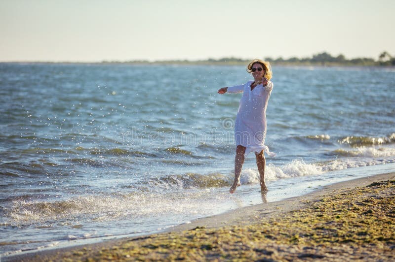 Młoda kobieta ma zabawę na plaży obrazy stock Młoda kobieta ma zabawę na plaży obrazy stock