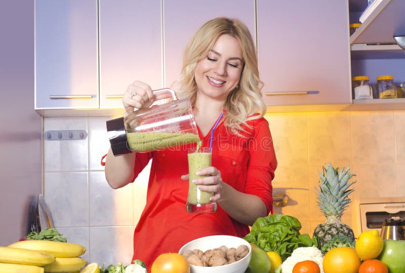 Młoda kobieta nalewa świeżo robić smoothie zdjęcia stock Młoda kobieta nalewa świeżo robić smoothie zdjęcia stock