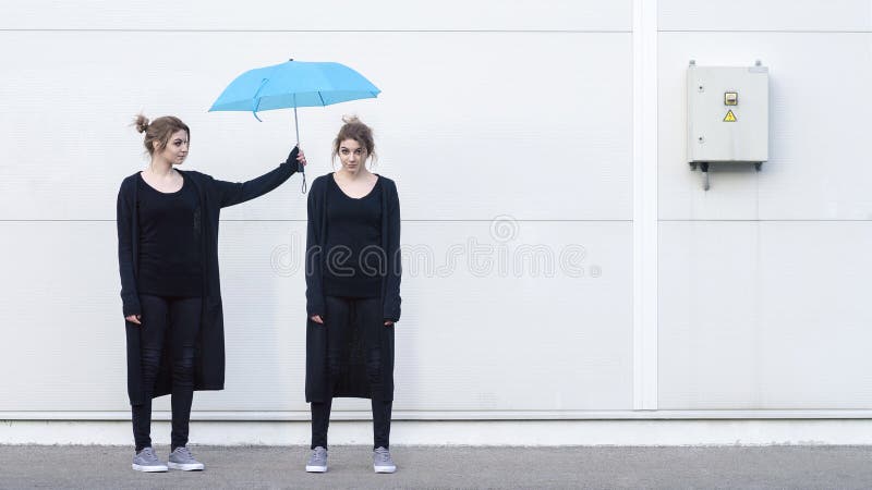 Młoda kobieta ono pomaga projekta pojęcie fotografia stock