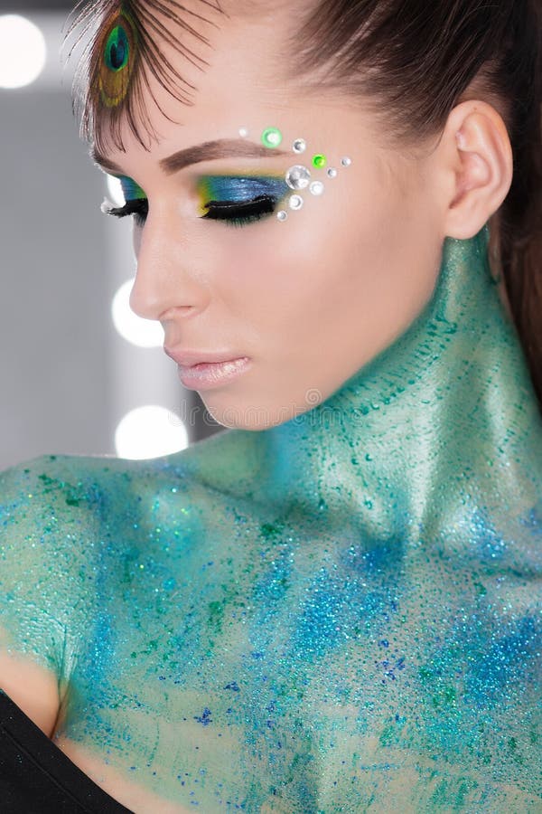 Młoda Kobieta portret Kształta i napadu ciała piękna pracowniany krótkopęd Perfect makeup na pięknej twarzy bielu model z blondyn fotografia royalty free Młoda Kobieta portret Kształta i napadu ciała piękna pracowniany krótkopęd Perfect makeup na pięknej twarzy bielu model z blondyn fotografia royalty free