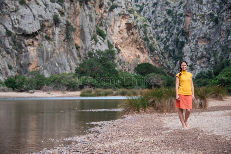 Młoda kobieta przy Potokiem De Pareis, Mallorca obrazy stock Młoda kobieta przy Potokiem De Pareis, Mallorca obrazy stock