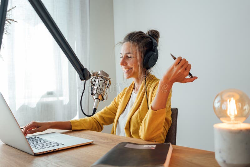 Młoda kobieta-radio nagrywa swój podcast ze studia zdjęcie stock