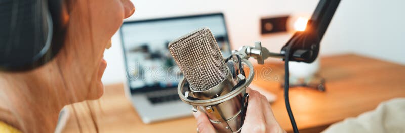 Młoda kobieta-radio nagrywająca i nadająca swój podcast ze studia domowego obraz stock