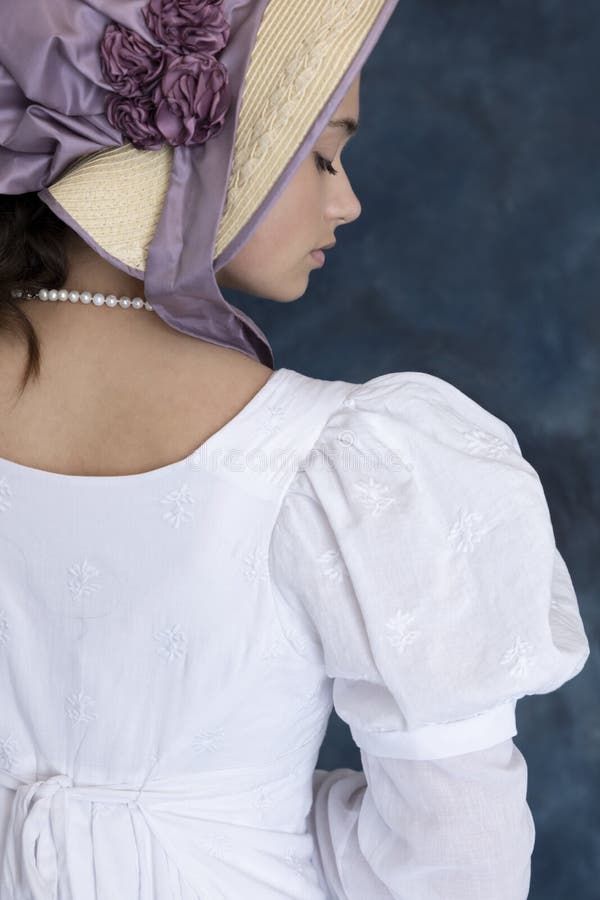 Młoda kobieta-regency nosząca białą muślinową sukienkę słomkową i naszyjnik perłowy