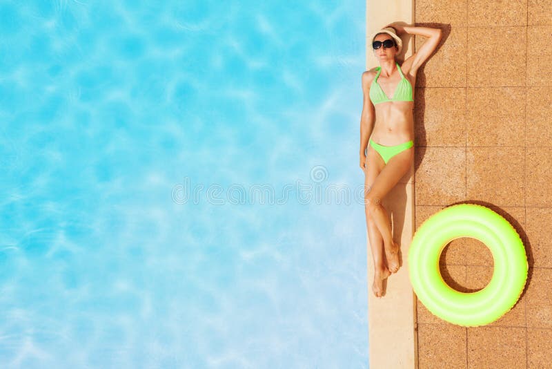 Młoda kobieta relaksuje pływackim basenem w swimsuit zdjęcie royalty free Młoda kobieta relaksuje pływackim basenem w swimsuit zdjęcie royalty free