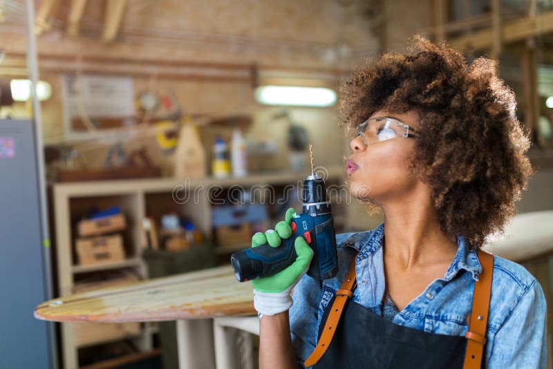 Młoda kobieta robi woodwork w warsztacie zdjęcia stock Młoda kobieta robi woodwork w warsztacie zdjęcia stock