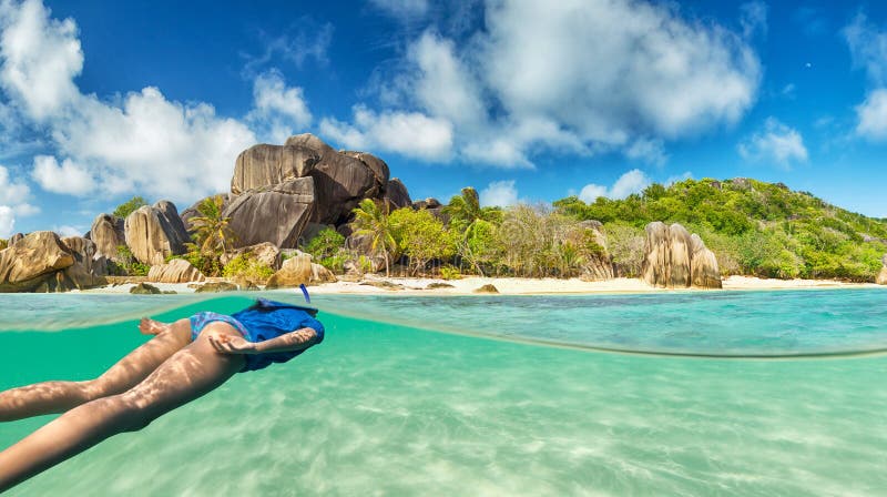 Młoda kobieta snorkling na tropikalnej plaży obrazy royalty free Młoda kobieta snorkling na tropikalnej plaży obrazy royalty free