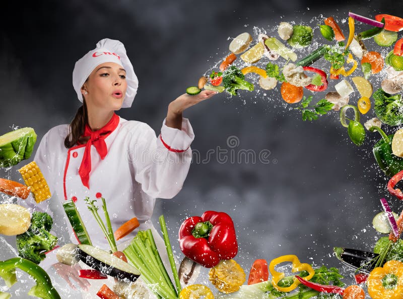 Młoda kobieta szef kuchni dmucha świeżego warzywa