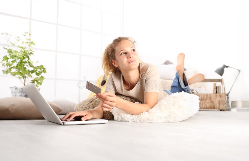 Młoda kobieta trzyma kredytową kartę i używa laptop Onlin obrazy stock Młoda kobieta trzyma kredytową kartę i używa laptop Onlin obrazy stock