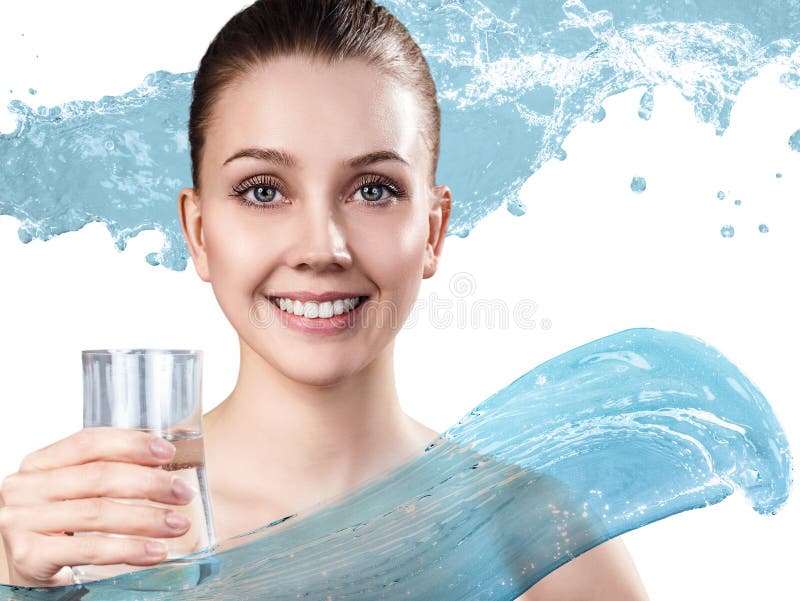 Młoda kobieta trzyma szkło z czystą wodą w pluśnięciach woda obrazy stock Młoda kobieta trzyma szkło z czystą wodą w pluśnięciach woda obrazy stock