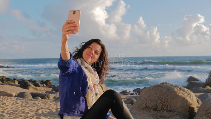 Młoda kobieta turystyczna robi selfie na smartfonie