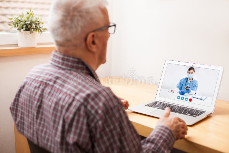 Młoda kobieta uk lekarz konsulting starszy mężczyzna online video help line wirtualna wizyta lekarska