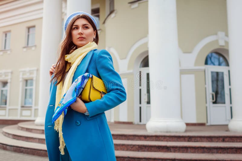 Młoda kobieta w modnym błękitnym żakieta odprowadzeniu w mieście trzyma elegancką torebkę Wiosny kobieta odzieżowa i akcesoria Mo zdjęcia royalty free Młoda kobieta w modnym błękitnym żakieta odprowadzeniu w mieście trzyma elegancką torebkę Wiosny kobieta odzieżowa i akcesoria Mo zdjęcia royalty free