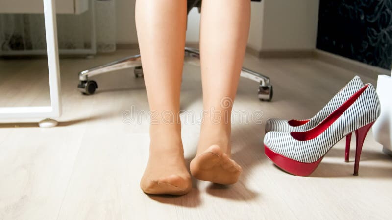 Młoda kobieta w pantyhose chodzeniu męczył cieki i palec u nogi po dnia roboczego w biurze obrazy royalty free Młoda kobieta w pantyhose chodzeniu męczył cieki i palec u nogi po dnia roboczego w biurze obrazy royalty free