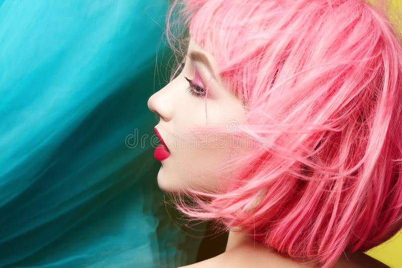 Młoda kobieta w różowej peruce Piękny model z mody makeup Jaskrawy wiosny spojrzenie Seksowny włosiany kolor, średnia fryzura fotografia stock Młoda kobieta w różowej peruce Piękny model z mody makeup Jaskrawy wiosny spojrzenie Seksowny włosiany kolor, średnia fryzura fotografia stock