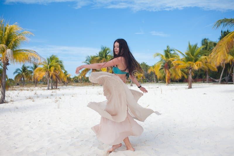 Młoda kobieta w swimsuit i spływanie omijamy, tanczący na Karaibskiej plaży obraz stock Młoda kobieta w swimsuit i spływanie omijamy, tanczący na Karaibskiej plaży obraz stock