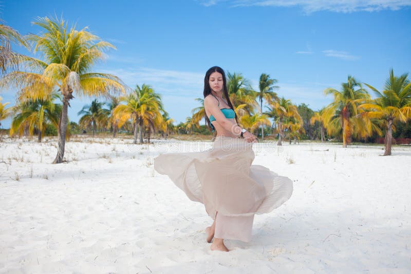 Młoda kobieta w swimsuit i spływanie omijamy, tanczący na Karaibskiej plaży fotografia stock Młoda kobieta w swimsuit i spływanie omijamy, tanczący na Karaibskiej plaży fotografia stock