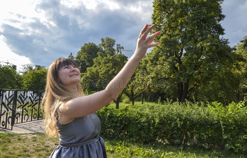 Młoda kobieta wystrzeliła papierowy samolot ku niebu zdjęcia stock