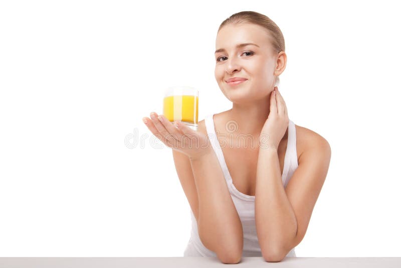 Młoda kobieta z szkłem odizolowywającym sok pomarańczowy