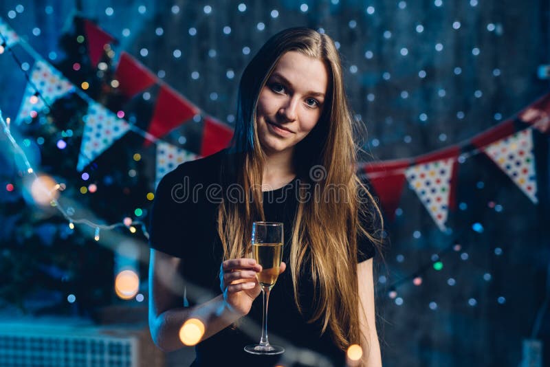 Młoda kobieta z szkłem szampan Odświętność nowy rok, boże narodzenia obraz royalty free Młoda kobieta z szkłem szampan Odświętność nowy rok, boże narodzenia obraz royalty free