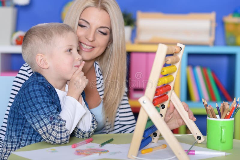 Młoda matka i słodki mały syn z abacus obraz stock