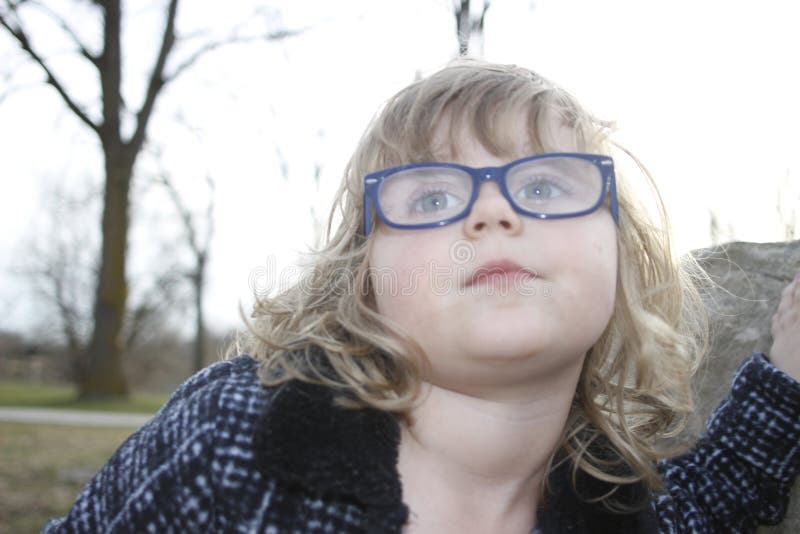 Młoda nerdy dziewczyna z szkłami starzał się 3-5, blondynka włosy, niebieskie oczy Preschooler portrety obrazy stock Młoda nerdy dziewczyna z szkłami starzał się 3-5, blondynka włosy, niebieskie oczy Preschooler portrety obrazy stock