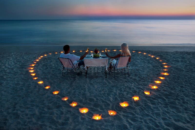 Młoda pary część romantyczny gość restauracji na plaży