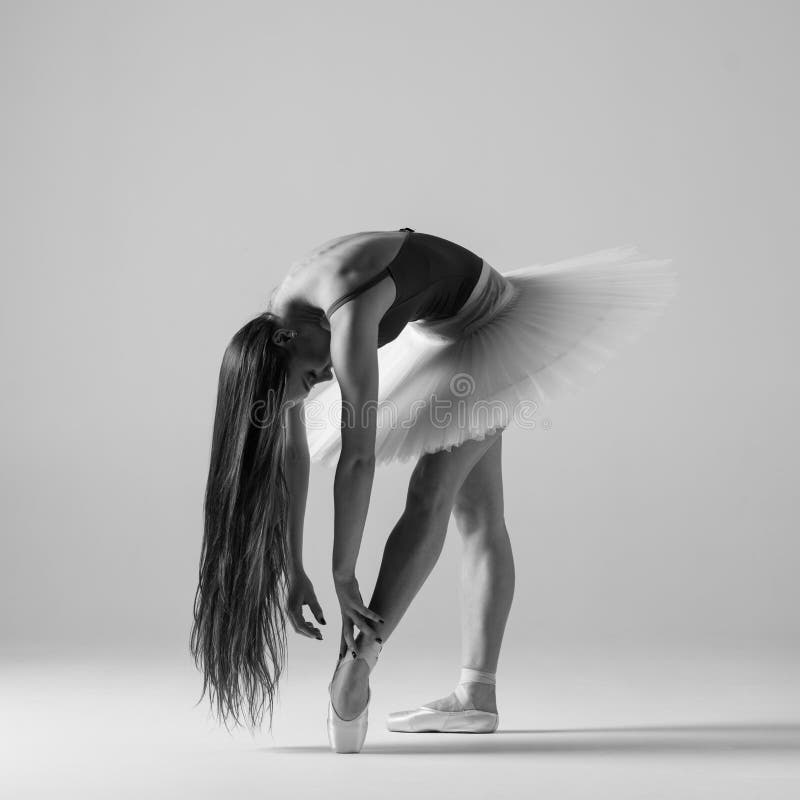 Młoda piękna balerina pozuje w studiu zdjęcie royalty free Młoda piękna balerina pozuje w studiu zdjęcie royalty free