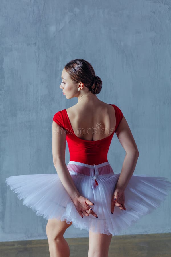 Młoda piękna balerina pozuje w studiu obrazy royalty free Młoda piękna balerina pozuje w studiu obrazy royalty free