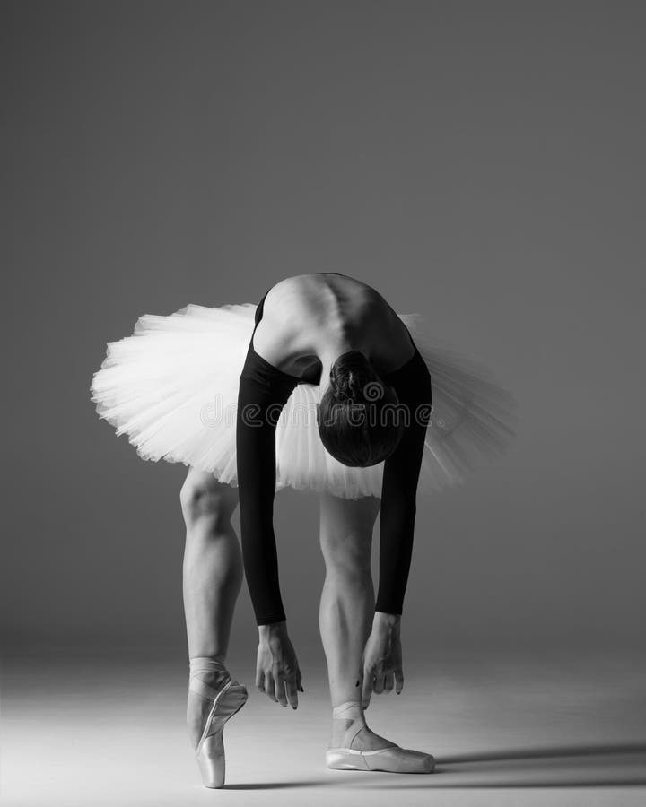 Młoda piękna balerina pozuje w studiu zdjęcia royalty free Młoda piękna balerina pozuje w studiu zdjęcia royalty free