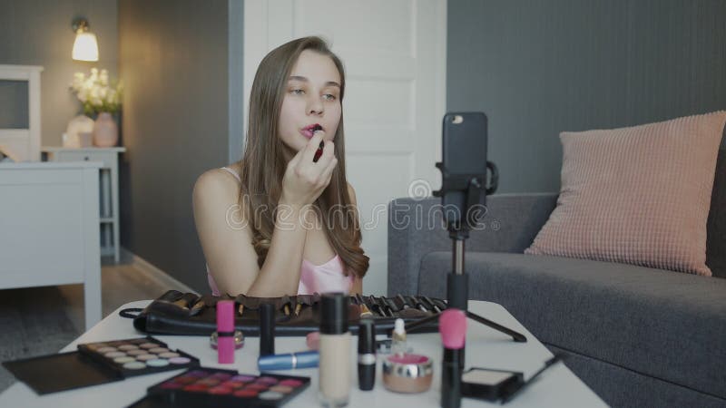 Młoda piękna blogerka nagrywa swój film podczas korepetycji z dziewczyn o kosmetykach kosmetycznych i kosmetykach pięknych oznacza zbiory wideo