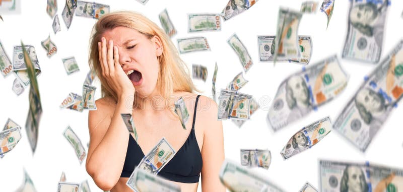 Młoda, piękna blondynka, ubrana w bikini, ziewająca zmęczona, pokryta ręką pół twarzy i oczu obrazy royalty free