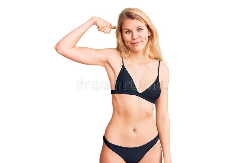 Młoda piękna blondynka w bikini silna osoba, która jest pewna siebie i dumna z siły obrazy royalty free