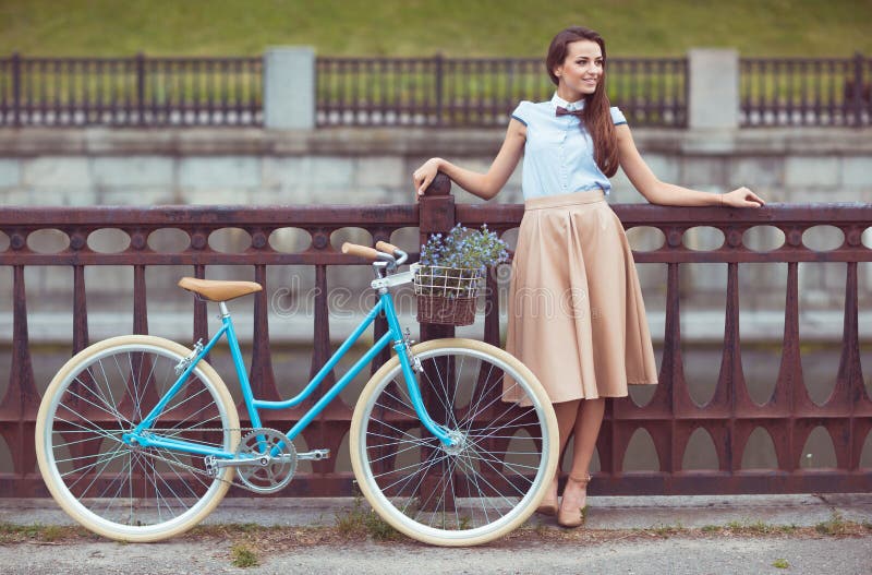 Młoda piękna, elegancko ubierająca kobieta z bicyklem, Młoda piękna, elegancko ubierająca kobieta z bicyklem,
