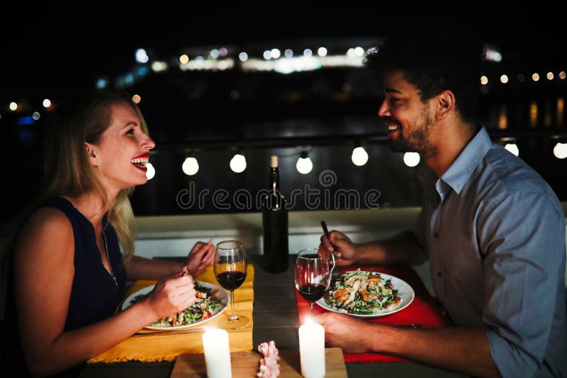 Młoda piękna para ma romantycznego gościa restauracji na dachu