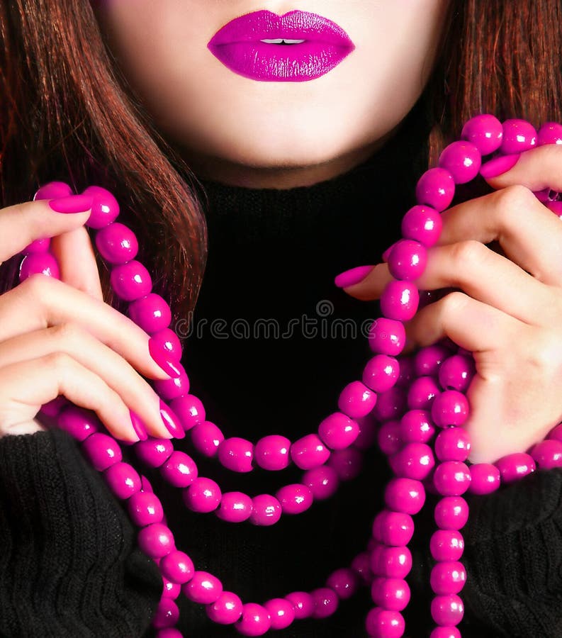 Młoda piękna ładna młoda moda modela kobiety damy dziewczyna z paciorkowatym kolii i menchii makeup zdjęcie stock Młoda piękna ładna młoda moda modela kobiety damy dziewczyna z paciorkowatym kolii i menchii makeup zdjęcie stock