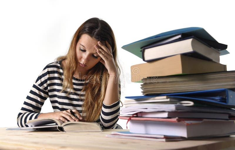 Młoda studencka dziewczyna koncentrował studiowanie dla egzaminu przy szkoły wyższa biblioteki edukaci pojęciem obrazy royalty free Młoda studencka dziewczyna koncentrował studiowanie dla egzaminu przy szkoły wyższa biblioteki edukaci pojęciem obrazy royalty free