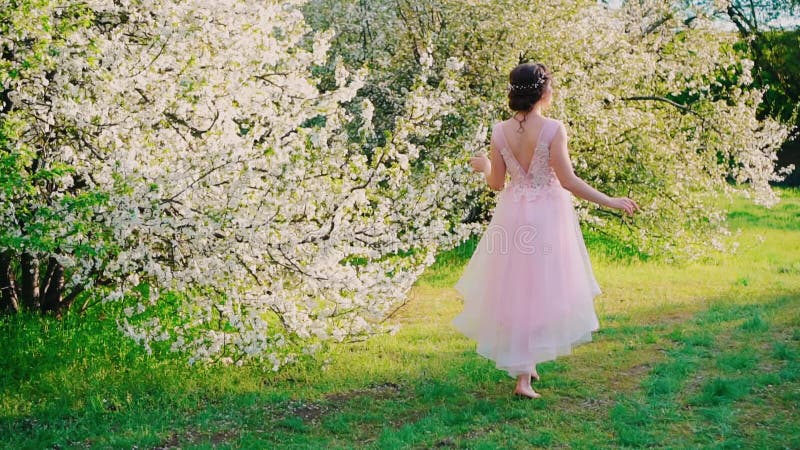 Młoda szczęśliwa kobieta widok wieczorny fryzura ciemne włosy. Księżniczka bajkowa. Trendy absolwentki. Małżeństwo różowe zdjęcie wideo