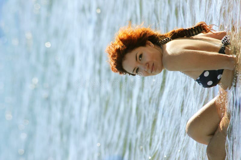 Młoda szczęśliwa piękna redheaded kobieta przeciw morzu zdjęcia stock Młoda szczęśliwa piękna redheaded kobieta przeciw morzu zdjęcia stock