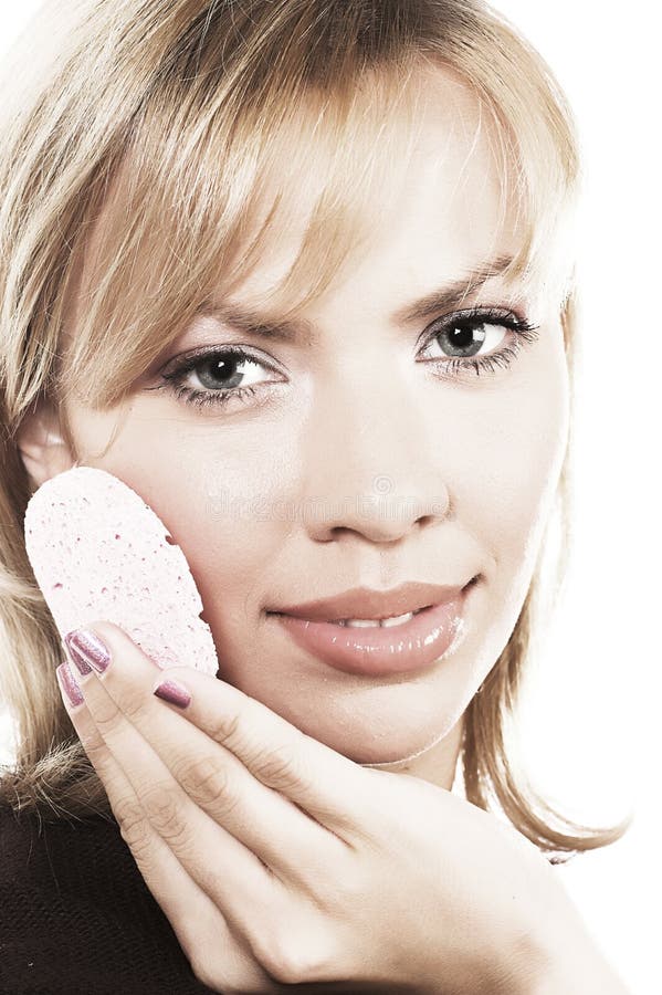 Młoda szczęśliwa uśmiechnięta piękna kobieta stosuje creme zdjęcia royalty free Młoda szczęśliwa uśmiechnięta piękna kobieta stosuje creme zdjęcia royalty free