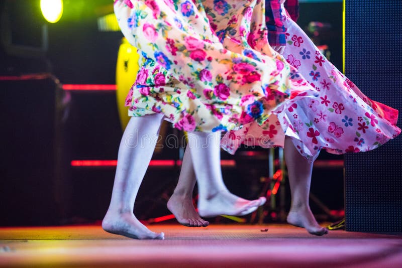 Młoda tancerz kobieta bosa w gypsy sukni tanu na scenie obrazy stock Młoda tancerz kobieta bosa w gypsy sukni tanu na scenie obrazy stock