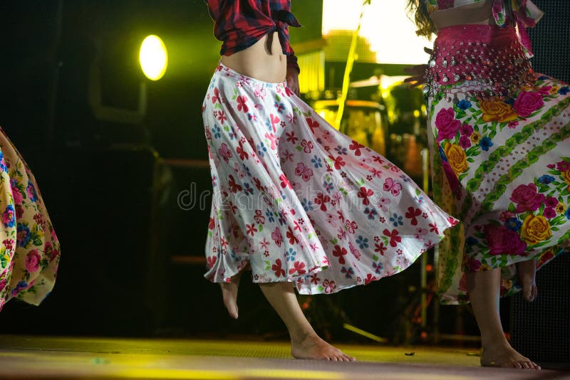 Młoda tancerz kobieta bosa w gypsy sukni tanu na scenie obrazy stock Młoda tancerz kobieta bosa w gypsy sukni tanu na scenie obrazy stock