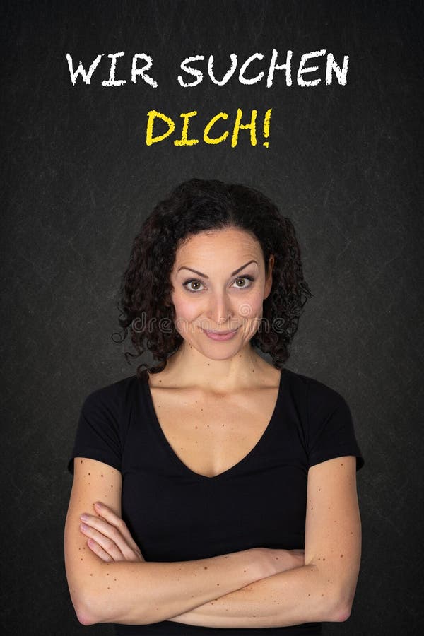 Młoda uśmiechnięta kobieta ze skrzyżowanymi ramionami i tekstem: 'Wie suchen dich' Tłumaczenie: 'Szukamy Cię'