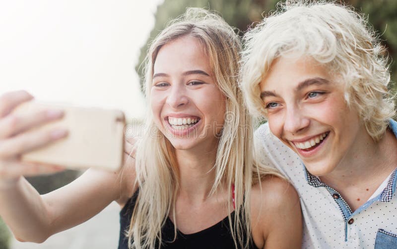 Młoda uśmiechnięta para bierze selfie portret obraz stock Młoda uśmiechnięta para bierze selfie portret obraz stock