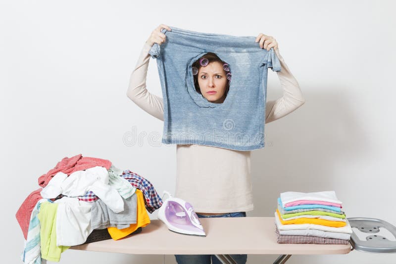 Młoda ładna gospodyni domowa Kobieta na białym tle Housekeeping pojęcie Odbitkowa przestrzeń dla reklamy zdjęcia stock Młoda ładna gospodyni domowa Kobieta na białym tle Housekeeping pojęcie Odbitkowa przestrzeń dla reklamy zdjęcia stock